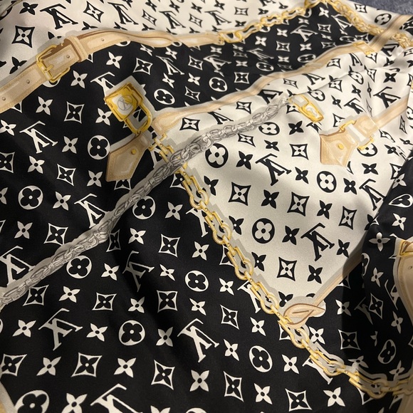 Monogram Confidential square. - Picture 1 of 4
